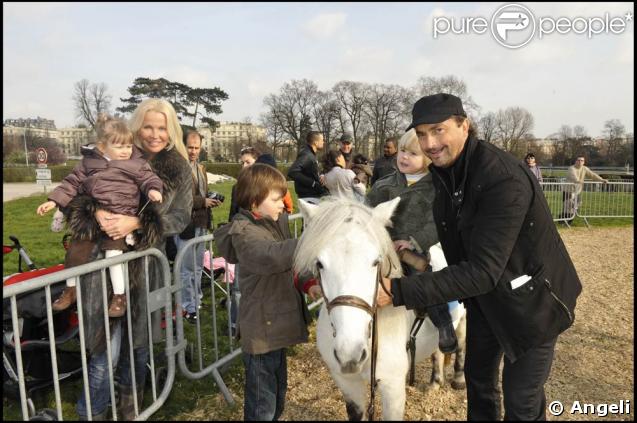 Pour la sixième sixième saison des Dimanches au galop de France Galop, les stars ont été nombreuses à prendre du bon temps en famille. Ce deuxième 
