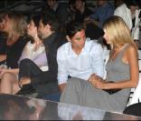 Julio Iglesias Jr complètement absorbé par le décolleté de sa compagne Charisse 