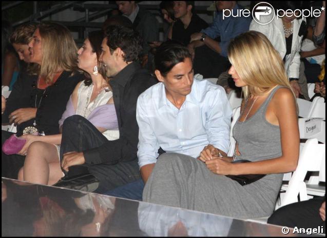 Julio Iglesias Jr complètement absorbé par le décolleté de sa compagne Charisse 