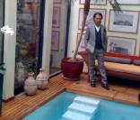 Kenzo au bord de sa piscine 