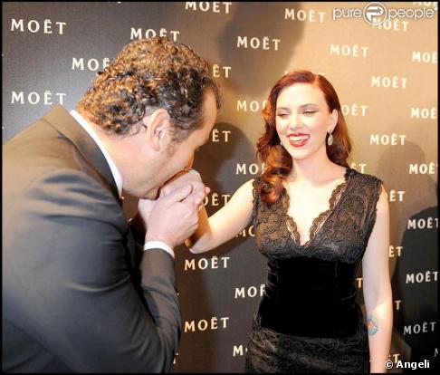 Scarlett Johansson à la soirée Moët et Chandon à Londres hier soir avec le président de la maison 