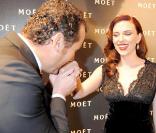 Scarlett Johansson à la soirée Moët et Chandon à Londres hier soir avec le président de la maison 