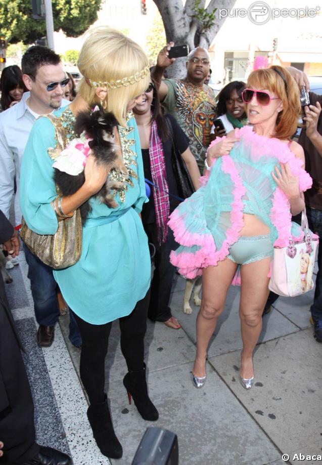 Paris Hilton, morte de rire, regarde Kathy Griffin montrer sa culotte aux photographes ! Quelle classe ! 25/03/09