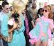 Paris Hilton, morte de rire, regarde Kathy Griffin montrer sa culotte aux photographes ! Quelle classe ! 25/03/09
