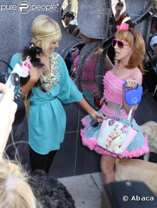 Paris Hilton est conquise... Sa copine Kathy porte un sac à son effigie ! 25/03/09