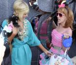 Paris Hilton est conquise... Sa copine Kathy porte un sac à son effigie ! 25/03/09