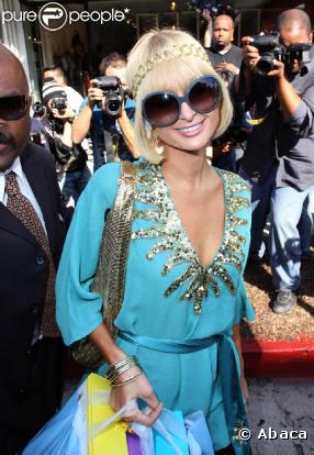 Paris Hilton, ses incontournables lunettes de mouche... et son sourire forcé ! 25/03/09
