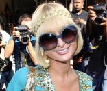 Paris Hilton, ses incontournables lunettes de mouche... et son sourire forcé ! 25/03/09
