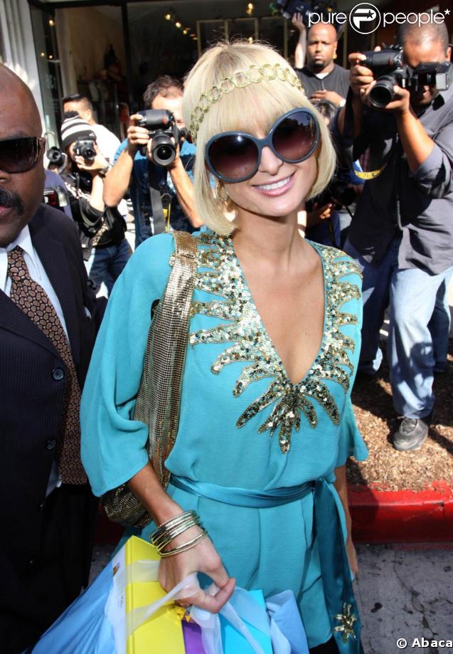 Paris Hilton, ses incontournables lunettes de mouche... et son sourire forcé ! 25/03/09