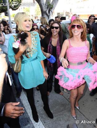 Paris Hilton à l'air de vraiment bien s'amuser avec Kathy, sa copine complètement déchaînée ! 25/03/09