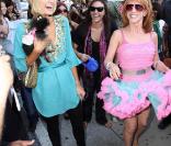 Paris Hilton à l'air de vraiment bien s'amuser avec Kathy, sa copine complètement déchaînée ! 25/03/09