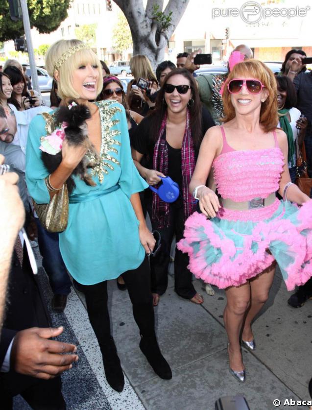 Paris Hilton à l'air de vraiment bien s'amuser avec Kathy, sa copine complètement déchaînée ! 25/03/09
