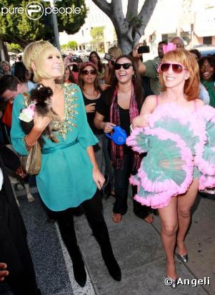 Kathy Griffin fait une démo de Franch Cancan, devant Paris Hilton ! 25/03/09