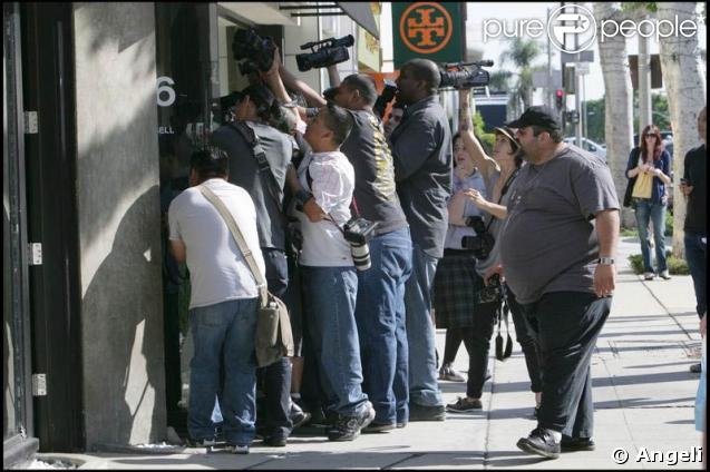 Les photographes attendent Paris Hilton 25/03/09
