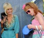 Paris Hilton, et son chihuahua, se balade avec sa copine Kathy Griffin, et son labrador blond. Elles font la paire ! 25/03/09