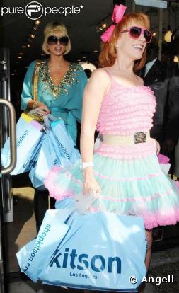 Paris Hilton et sa copine sortent d'une boutique les bras chargés de paquets. 25/03/09
