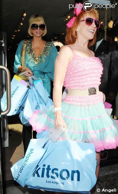 Paris Hilton et sa copine sortent d'une boutique les bras chargés de paquets. 25/03/09