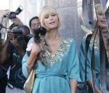 Paris Hilton dort debout ! A force de faire la fête, elle est bien sûr fatiguée... 25/03/09