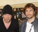 Pascal Obispo et Bixente Lizarazu posent avec un malade, lors de la 4e édition de "Foot-Concert", qui s'est tenue à Lyon le 27 mars 2009 !