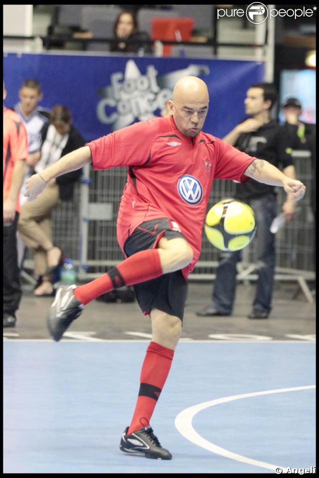 Pascal Obispo tente une volée, lors de la 4e édition de 