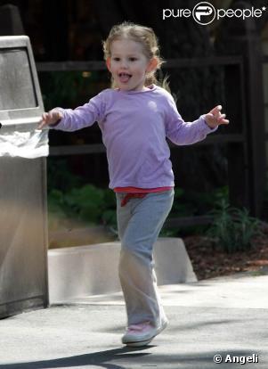 Violet Affleck au parc