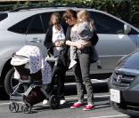 Violet Affleck au parc avec sa mère, sa petite soeur Seraphina et une nounou 