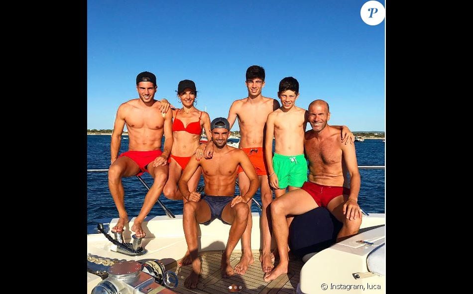 Zinedine Zidane pose avec sa femme et leurs quatre fils lors de leurs vacances Ã  Ibiza, juillet 2017.