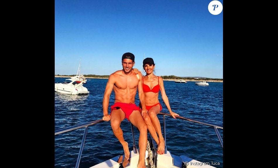 VÃ©ronique Zidane, sublime en bikini rouge, pose avec son fils Luca lors de vacances Ã  Ibiza le 1er juillet 2017.