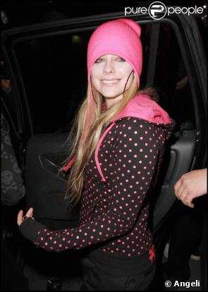 Avril Lavigne à la sortie d'une boîte de nuit