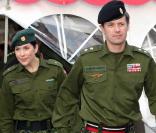 Le lieutenant Mary de Danemark célèbre les soixante ans de la Garde Nationale avec son époux Frederik 