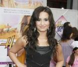 Même Demi Lovato, ennemie jurée de Miley était là ! Et elle est venue accompagnée de sa petite (et boulote !) soeur. 