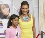 Vanessa Williams et sa fille pour l\'avant-première d\'<i>Hannah Montana The Movie</i>. Chez les Williams, vive les couleurs acidulées !<br />