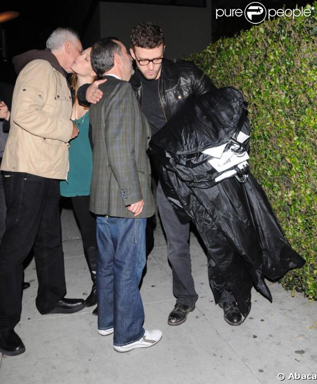 Justin Timberlake et Jessica Biel sortent de chez le teinturier et s'apprêtent à dîner avec leurs parents.  