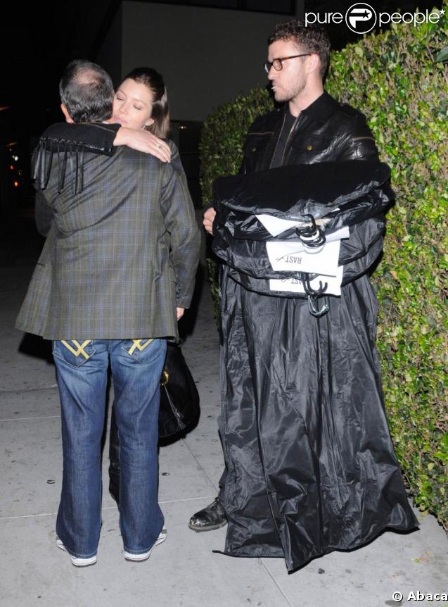 Justin Timberlake et Jessica Biel sortent de chez le teinturier et s'apprêtent à dîner avec leurs parents.  