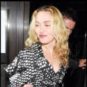 Malgré le refus d'adoption, Madonna tente de garder le sourire...