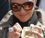 Céline Dion suit le même exemple, et on l'a vue faire don de sa signature jusque sur une bouteille de parfum lors de son passage en Pologne en juin dernier. 