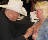 Tony Curtis, aujourd'hui reconverti d'acteur en artiste-peintre, ne manque toujours pas de fans et les récompense comme Ricky : à même la peau... 