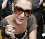Céline, encore elle, ne recule devant rien et signe un appareil photo. La star des autographes, c'est elle. 
