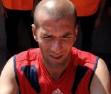 Zizou dans son exercice favori : le signage de ballon. Sur une telle surface, ce n'est pas évident, mais en vrai pro, il a le coup de stylo ! 