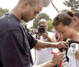 Tony Parker utilise ses fans comme support pour signer, et il n'a pas tort. Résultat : un beau maillot dédicacé. 