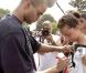 Tony Parker utilise ses fans comme support pour signer, et il n'a pas tort. Résultat : un beau maillot dédicacé. 