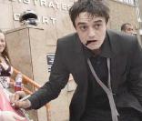 Pete Doherty accomplit un double exploit : dédicacer une guitare ET regarder le photographe. Chapeau, Pete. 