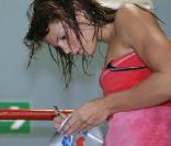 Laure Manaudou, à peine sortie de l\'eau, dédicace sur un bonnet en latex. Respect !<br />