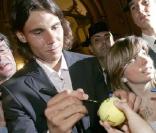 Rafael Nadal, encore lui, maîtrise la dédicace la plus pointue au monde : poser un autographe sur une balle de tennis. Mais c'est son métier, après tout ! 