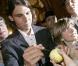 Rafael Nadal, encore lui, maîtrise la dédicace la plus pointue au monde : poser un autographe sur une balle de tennis. Mais c'est son métier, après tout ! 