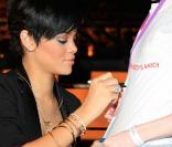 Rihanna, en avril dernier, s'est elle aussi lancée dans le délicat exercice de signature à même le T-shirt d'un jeune homme visiblement ravi ! 