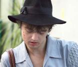 Pete Doherty aime ses fans. Pour le leur prouver, il accepte de signer... quoi au juste ? On ne sait toujours pas... Avec ses fans, Pete aime prendre des risques ! 