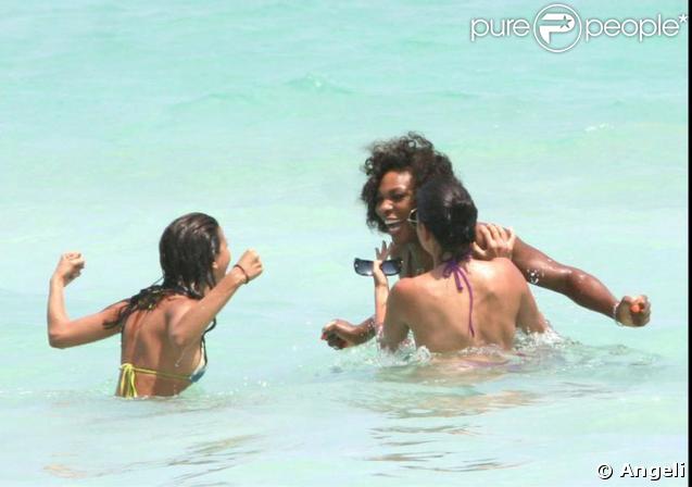 Serena Williams joue à la bagarre avec plusieurs copines maintenant ! 