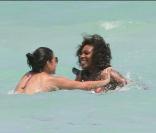 Serena Williams joue à la bagarre avec une de ses amies... 
