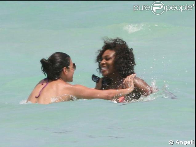 Serena Williams joue à la bagarre avec une de ses amies... 